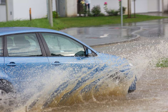 Como lavar o carro após chuva forte